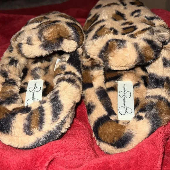 Jessica Simpson snugly plush leopard home slipper Sz 7 - Picture 3 of 8